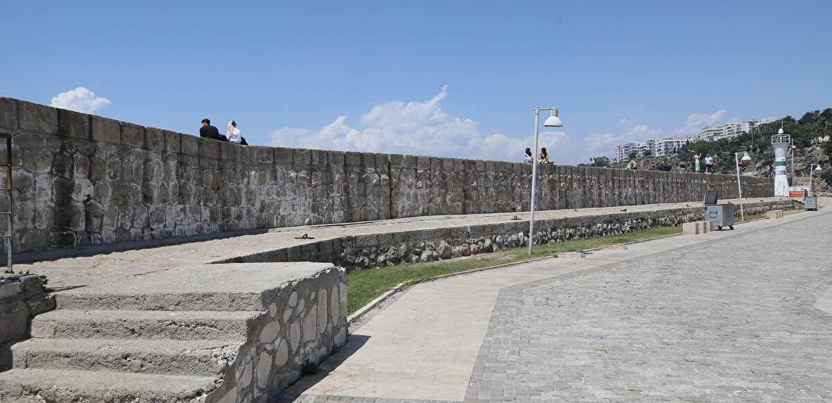 TURMEPA Antalya Şube Başkanı İzzet Ünlü, 1983 yılında inşa edilen mendireğin dolgu malzemelerinin aşınması ile taşların birbirinden ayrıldığını belirtti.<br><br>