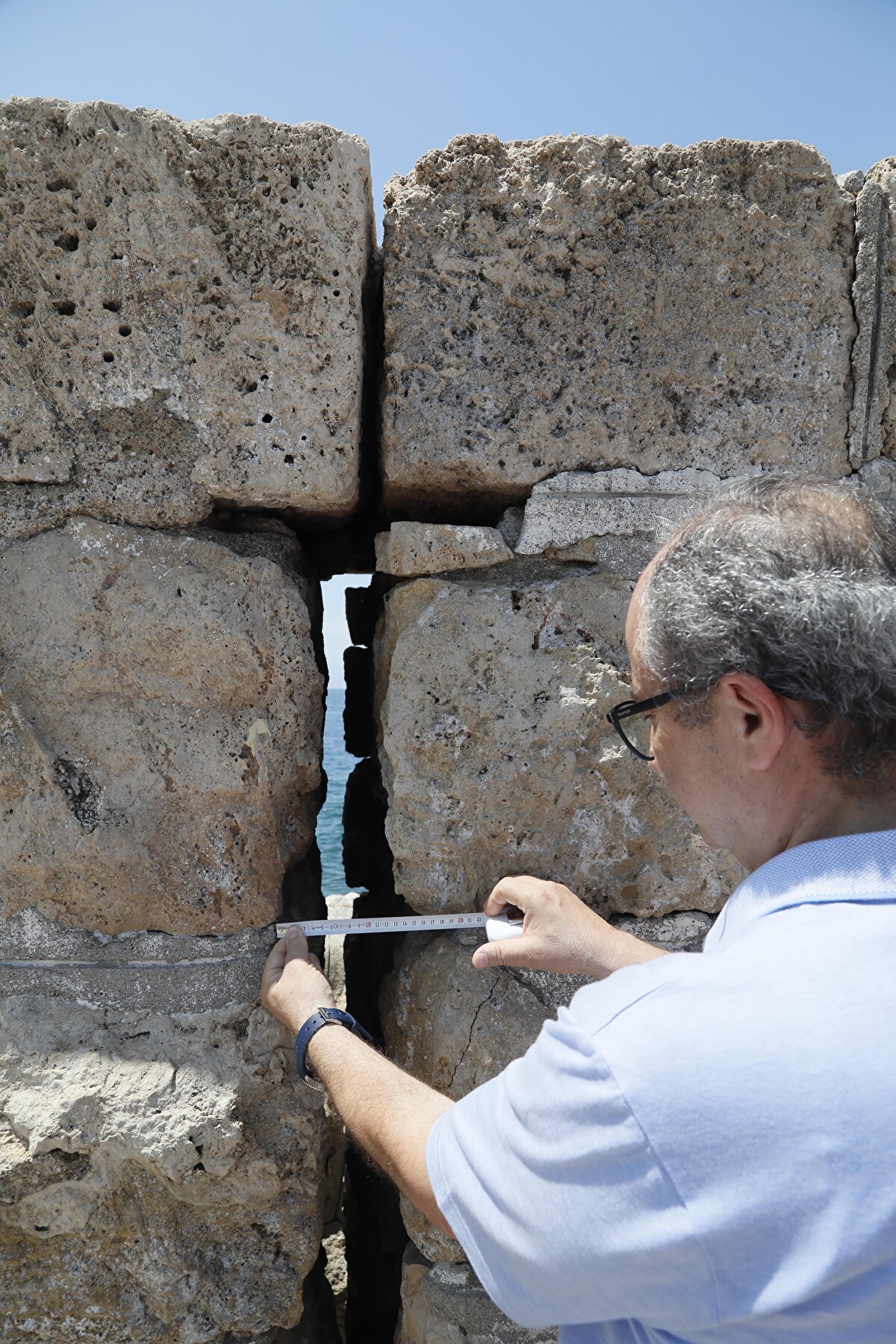 Çatlakların 1 yılda 5-6 santimetre genişlediğini belirten Ünlü, el birliği ile bu alana dolgu malzemesiyle müdahale edilmesi gerektiğini söyledi. Müdahale edilmemesi halinde mendireğin çökeceğini belirten Ünlü, "Burası için acil eylem planı oluşturulmalı. Gitgide çökmeye başlıyor. Dalga hareketi ve zamanla mendireğin zemini boşalıyor." diye konuştu.<br><br>