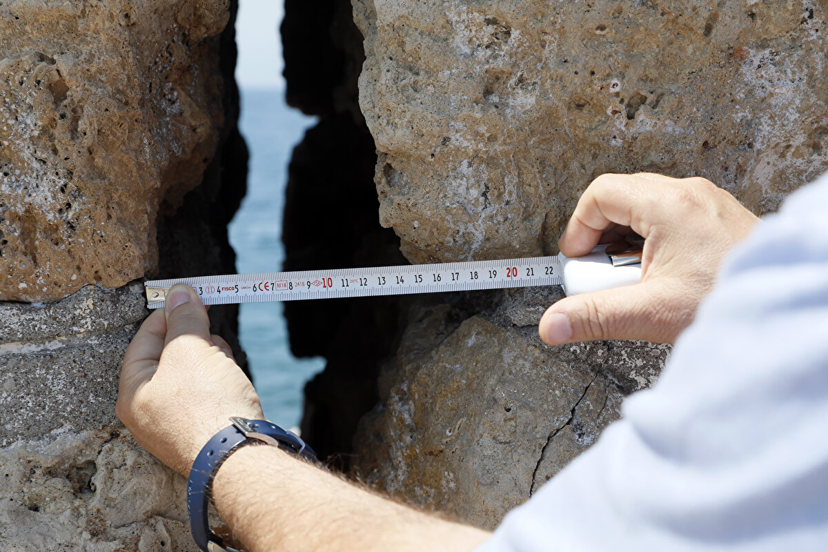 Ünlü, özellikle turistlerin yürürken düşme tehlikesi geçirdiğini söyledi. Tatilcilerin mendirek üzerinde hem denizi seyrettiğini hem de yat limanının fotoğraflarını çektiğini belirten Ünlü, "Birkaç turist düşme tehlikesi geçirdi. Birini düşerken kurtardım. Turistin ayağı çatlaklara sıkıştı, neredeyse denize düşüyordu." dedi.<br><br>
