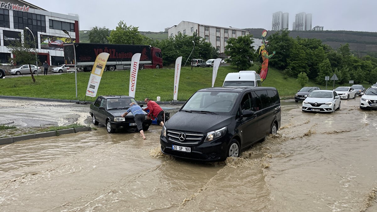 Sağanak nedeniyle dereler taştı; bazı ev ve iş yerlerini su bastı.<br><br>