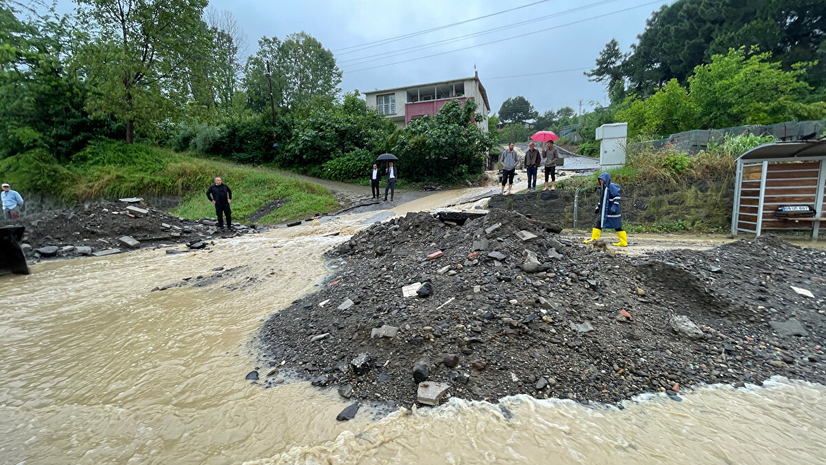 Canik ilçesi Belediyeevleri Kavşağı'nda yollar, su ile kaplandı.<br><br>