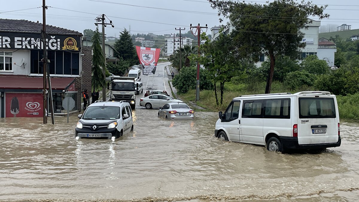 Yaklaşık 1 saat sonra Büyükşehir Belediyesi ekiplerinin müdahalesi ile tıkanan mazgallar ve kanallar açıldı.<br><br>