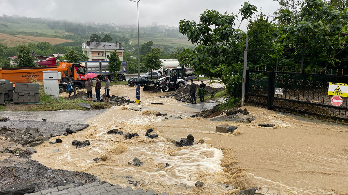 İl Milli Eğitim Müdürlüğünden yapılan açıklamada, bazı ilçelerde olumsuz hava koşullarının etkili olduğu belirtildi.<br>