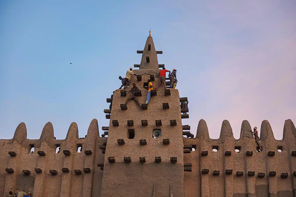 Yılın en önemli olayı olan yeniden sıvama etkinliği, sadece caminin ayakta kalmasını sağlamak için yapılan bir bakım faaliyeti değil, aynı zamanda Cenne’nin cemaatini, inancını ve mirasını onurlandıran bir festival olarak da kutlanıyor.