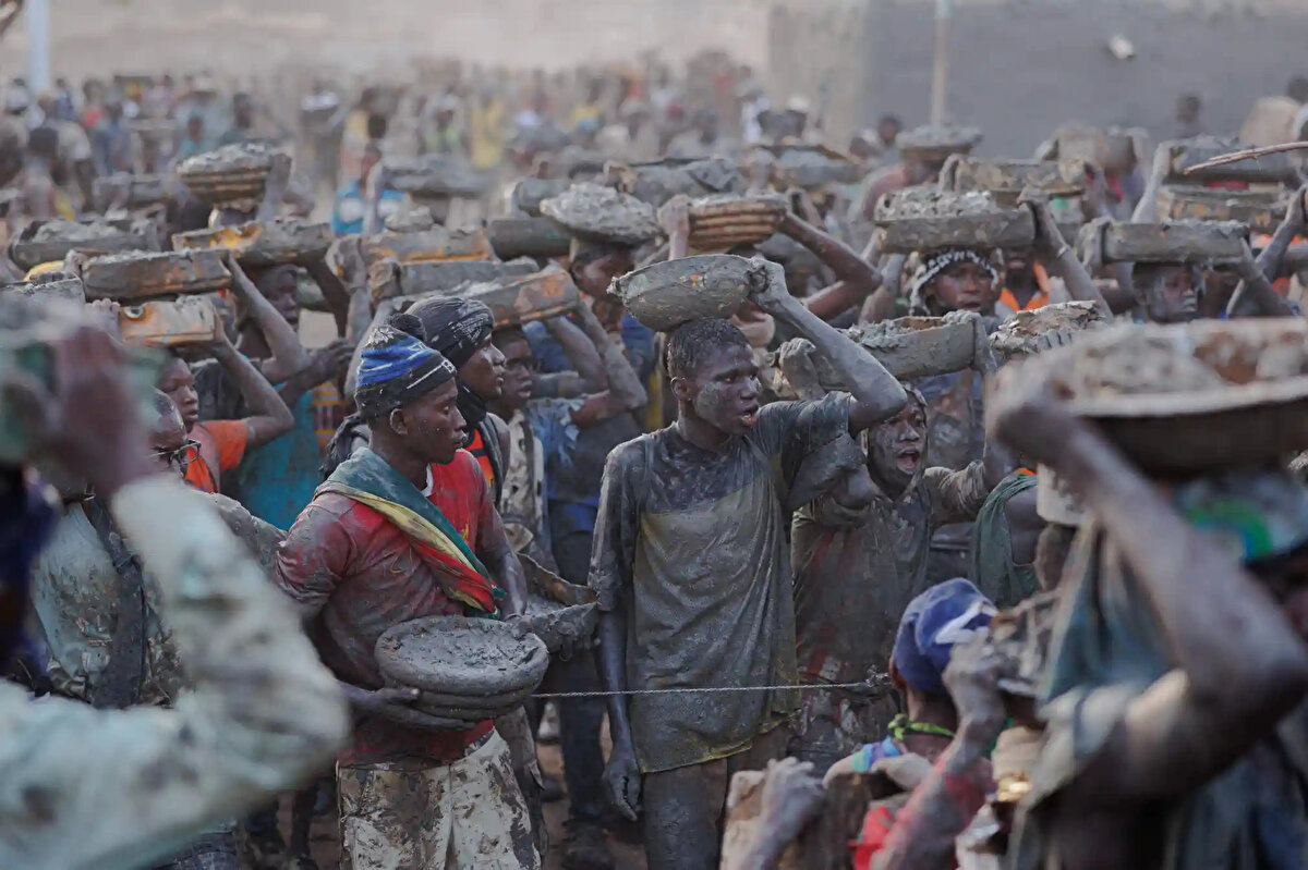 Mali’de her yıl “Crepissage” (Plastering/Sıvama) adı verilen festival sırasında binlerce kişi, Temmuz ve Ağustos aylarındaki kısa ama şiddetli yağmur mevsiminden önce -kasabanın geleneksel kerpiç evlerinde olduğu gibi- dünyanın en büyük çamur yapısını onarmak ve güçlendirmek için bir araya geliyor.