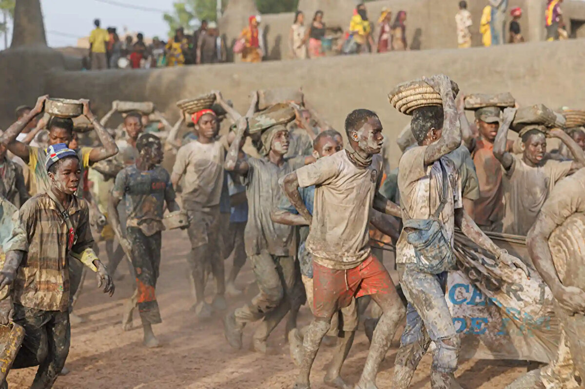 Mali’nin ücra köşelerinden Cenne bölgesinde bulunan cami, eski Mali Krallığı'nın bölgeye kazandırdığı en önemli eser olarak Kara Kıta’daki tüm Müslümanlar için önem taşımaktadır.