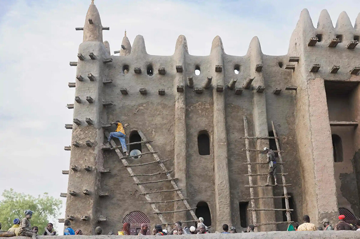 Kerpiçten yapılan duvarlara monte edilen yüzlerce odun, yağmur mevsiminde onarım iskelesi vazifesi görmektedir. Hiçbir dekoratif özellik ve süsleme içermeyen bu sade yapının en önemli süs ögesi, iskele görevini üstlenen odunlar olarak göze çarpmaktadır.