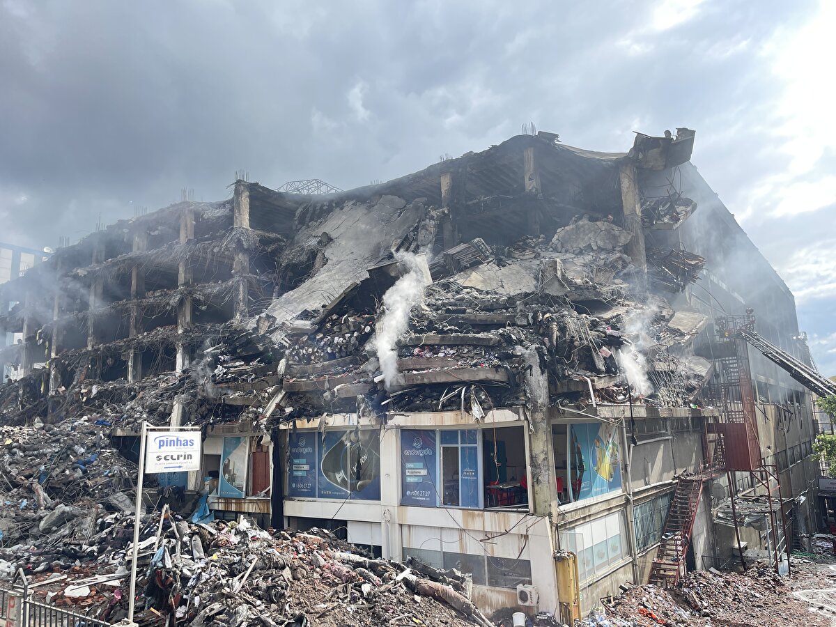 10 Haziran Cumartesi saat 17.00 sıralarında alevlerin yükselmeye başladığı fabrikanın bulunduğu caddede polis tarafından alınan güvenlik önlemleri kapsamında araçların buraya girişlerine izin verilmiyor.<br><br>