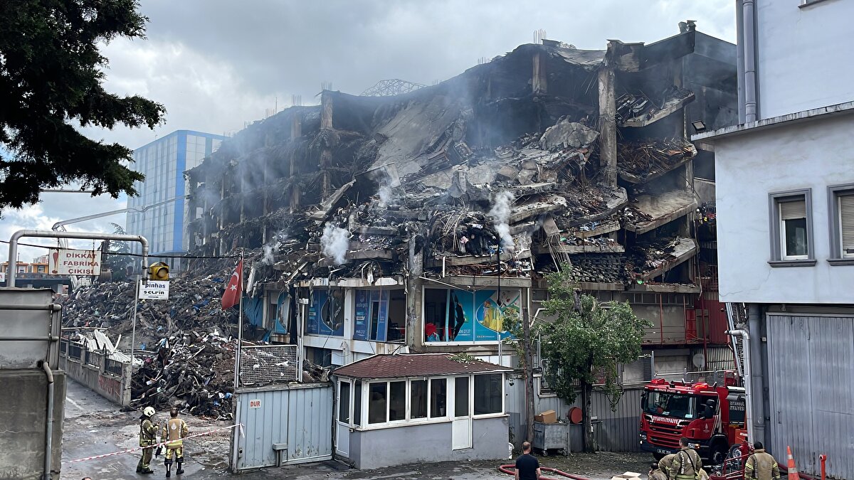 Binanın ön kısmında çökmeler yaşandı<br><br>Gıda, plastik, tekstil gibi farklı ürün ve ham maddelerin bulunduğu binanın ön kısmında çökmeler yaşanırken tehlike oluşturan kısımlar iş makinesiyle yıkıldı.