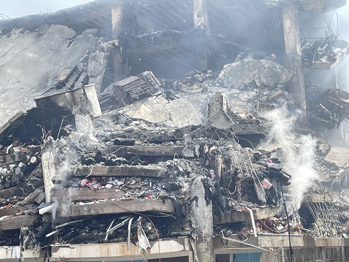 Binanın bazı katlarından ise hala dumanlar yükseliyor.<br><br>