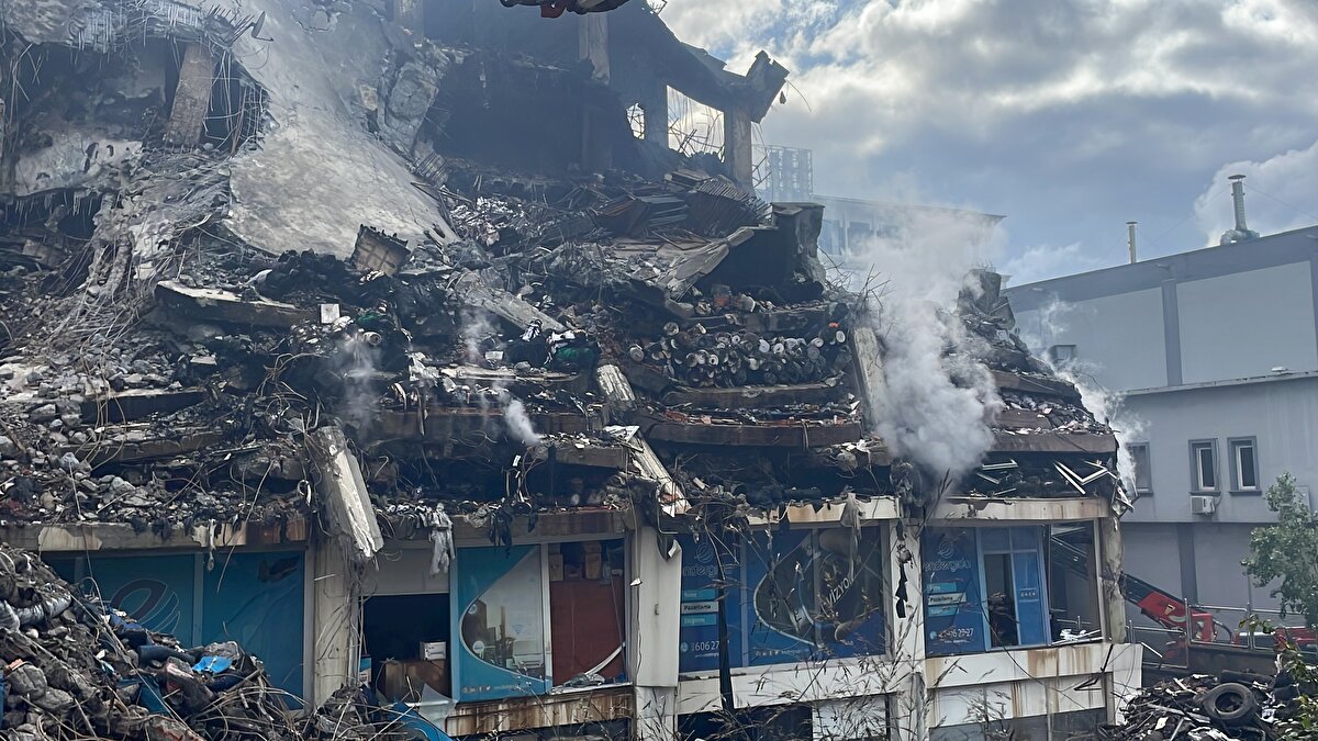 İtfaiye ekiplerinin çalışmalarına ilçe belediyelerine ait tankerlerle su takviyesi yapılıyor.<br><br>