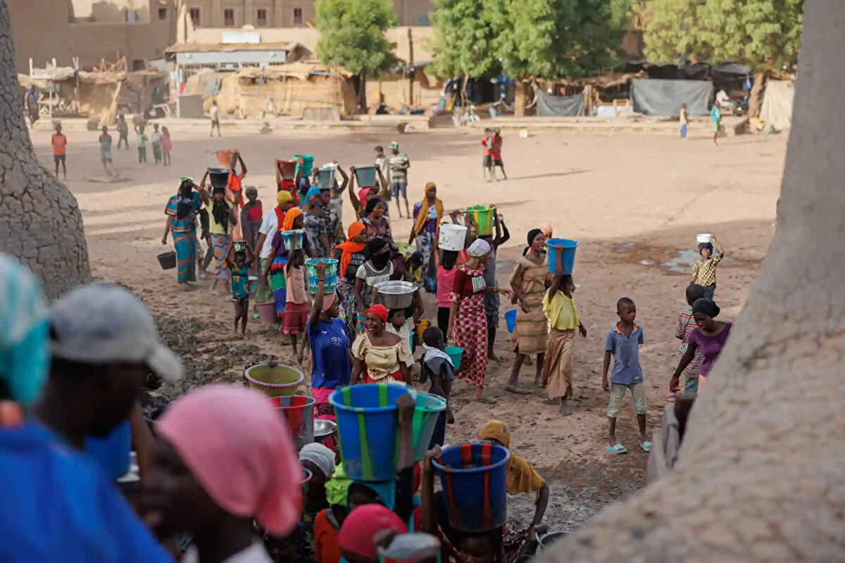 Timbuktu ile birlikte Cenne şehri, İslâm'ın Afrika kıtasının derinliklerine yayılmasında çok önemli bir rol oynamıştır. 13. yüzyıldan itibaren şehir, Batı Afrika kıyılarından Akdeniz kıyılarına ve Ortadoğu'ya uzanan önemli ticaret yollarıyla bağlantılı olduğu için ticari bir sıcak nokta haline gelmiştir.