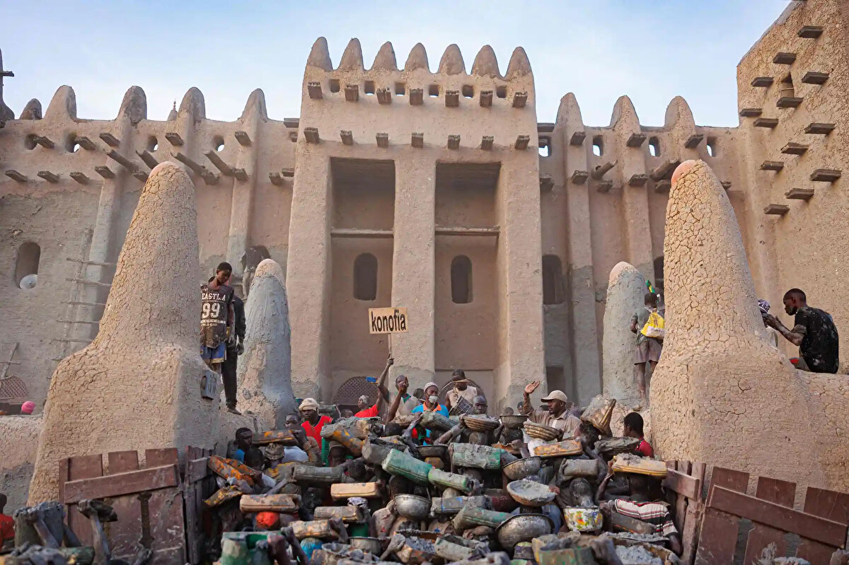 Batı Afrika’daki eski hac yolu üzerinde bulunan cami, Cenneliler için olduğu kadar, Batı Afrikalılar için de önemli bir merkezdir.