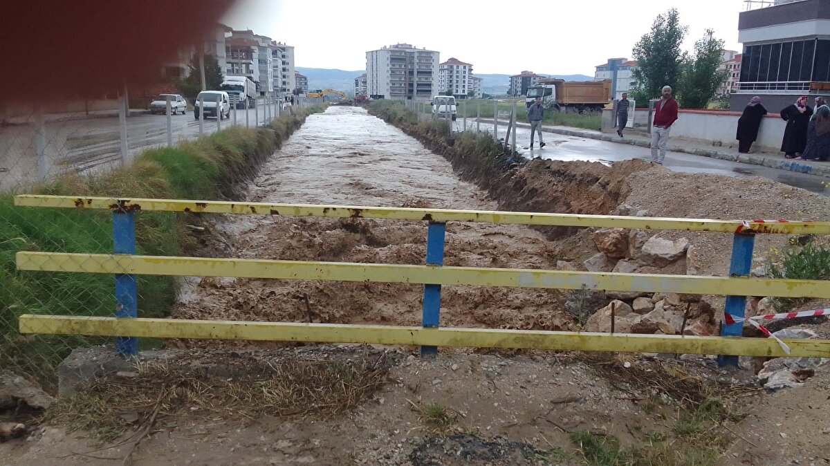  Belediye ekipleri köprülerin bulunduğu alanlarda  temizlik yaparak suyun birikmeden akmasını sağlamaya çalıştı.