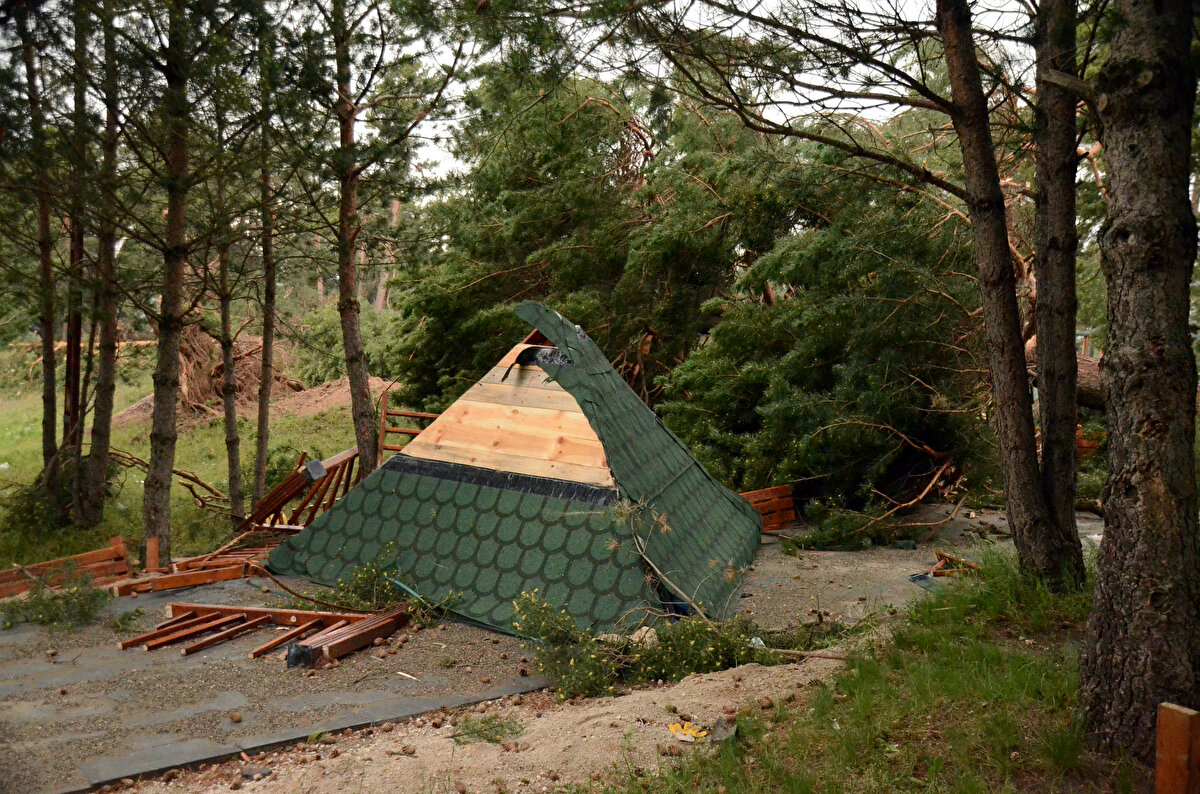 Bahçede belediye tarafından yapımı devam eden kamelyalar çamların altında kaldı, polis ve itfaiye ekipleri olay yerinde inceleme yaptı.