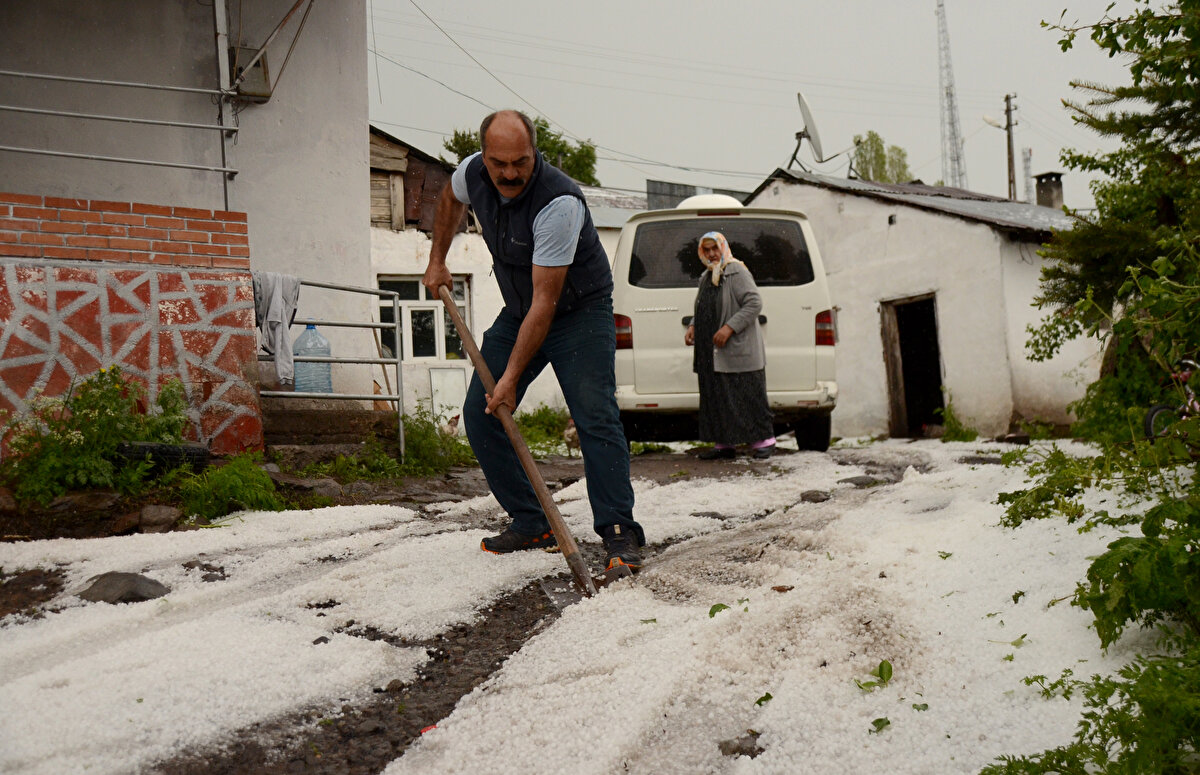 Öte yandan İstasyon Mahallesi'nde etkili olan dolu çevreyi beyaza bürüdü. Vatandaşlar küreklerle evlerinin bahçelerinde dolu yığınlarını temizledi.