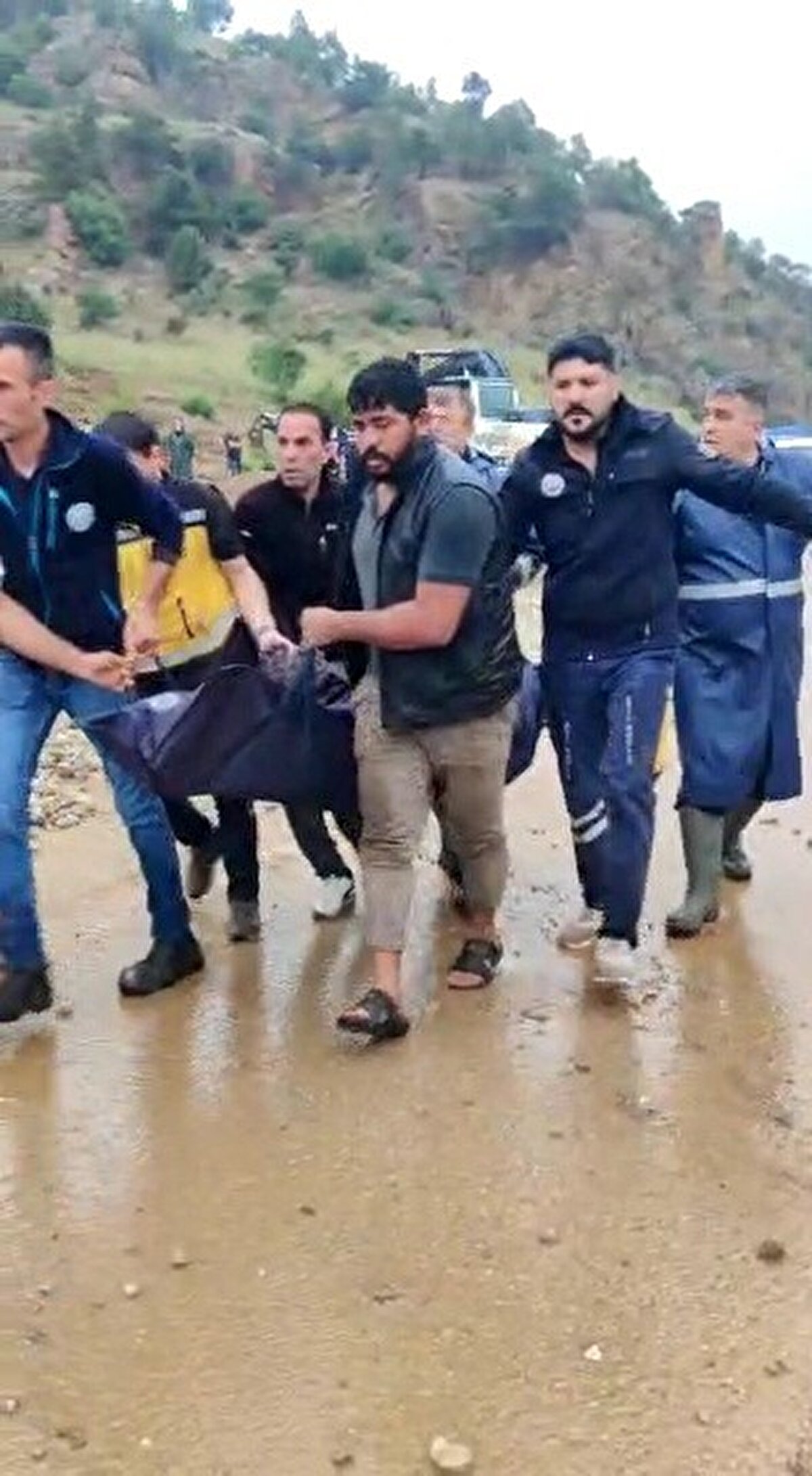 Öte yandan, kara yolunun heyelanın meydana geldiği şeridi ulaşıma kapandı.<br><br>