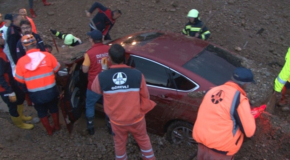 Toprak altında kalan araçlarda 1 kişinin cesedine ulaşıldı, 1 kişi de yaralı çıkarıldı.<br><br>