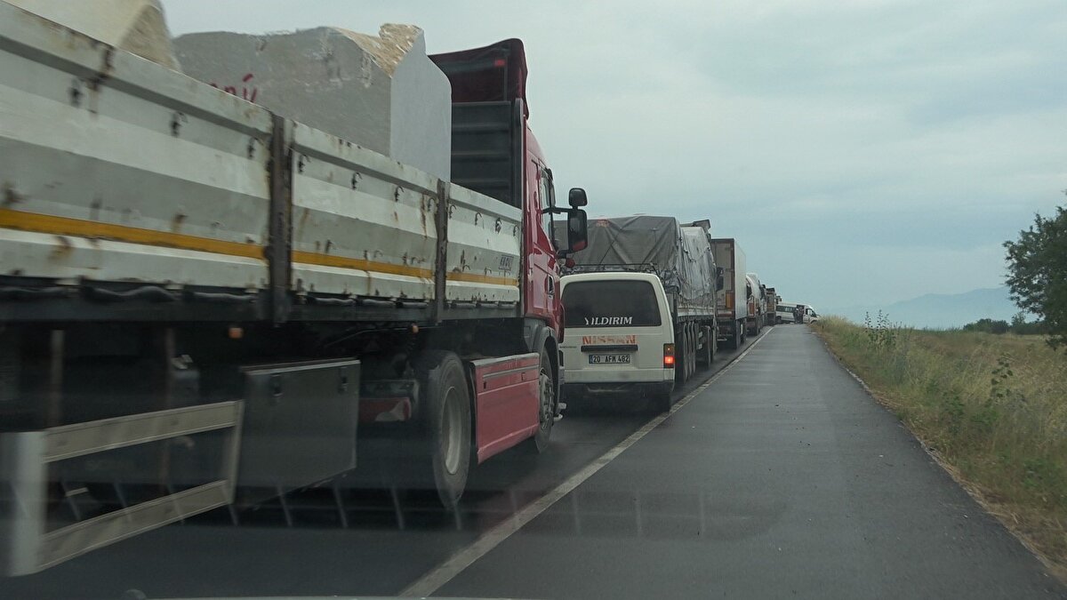 Heyelan nedeniyle kara yolundan geçen 2 araç toprak altında kaldı.<br><br>