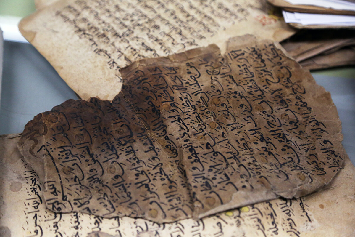 Hasababadi, ellerindeki kayıtlara göre, aynı aileden 3 neslin yani dede, baba ve oğulun kütüphaneye kitap bağışı yaptığını söyledi.