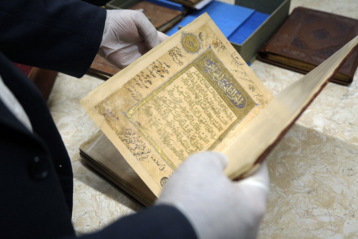 Kütüphanede edebiyat, tıp, eczacılık ve benzeri alanlarda yazılmış binlerce eser olduğuna değinen Hasanabadi, İbn Sînâ'nın “Kanun”, Sadi-i Şirazi'nin başka yerde bulunmayan tek nüshalı “Divan”, Zekeriya Razi'nin bitkileri tanıtıp hangi hastalığa faydalı olduğunu anlatan kitabı, Hekim Nizami Gencevi'nin “Hamse” kitapları gibi nadir eserlere ev sahipliği yaptıklarını bildirdi.<br><br>