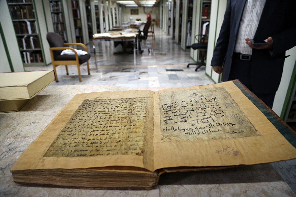 Kütüphane Müdürü Hasanabadi, raflarında yirmi binden fazla Kur'ân ve cüz nüshalarının bulunmasının yanı sıra 10 bin de Kur'ân sayfalarının yer aldığını aktardı.  Bu yönüyle dünyanın en büyük el yazması Kur'ân-ı Kerîm merkezlerinden olduğunu dile getirdi.