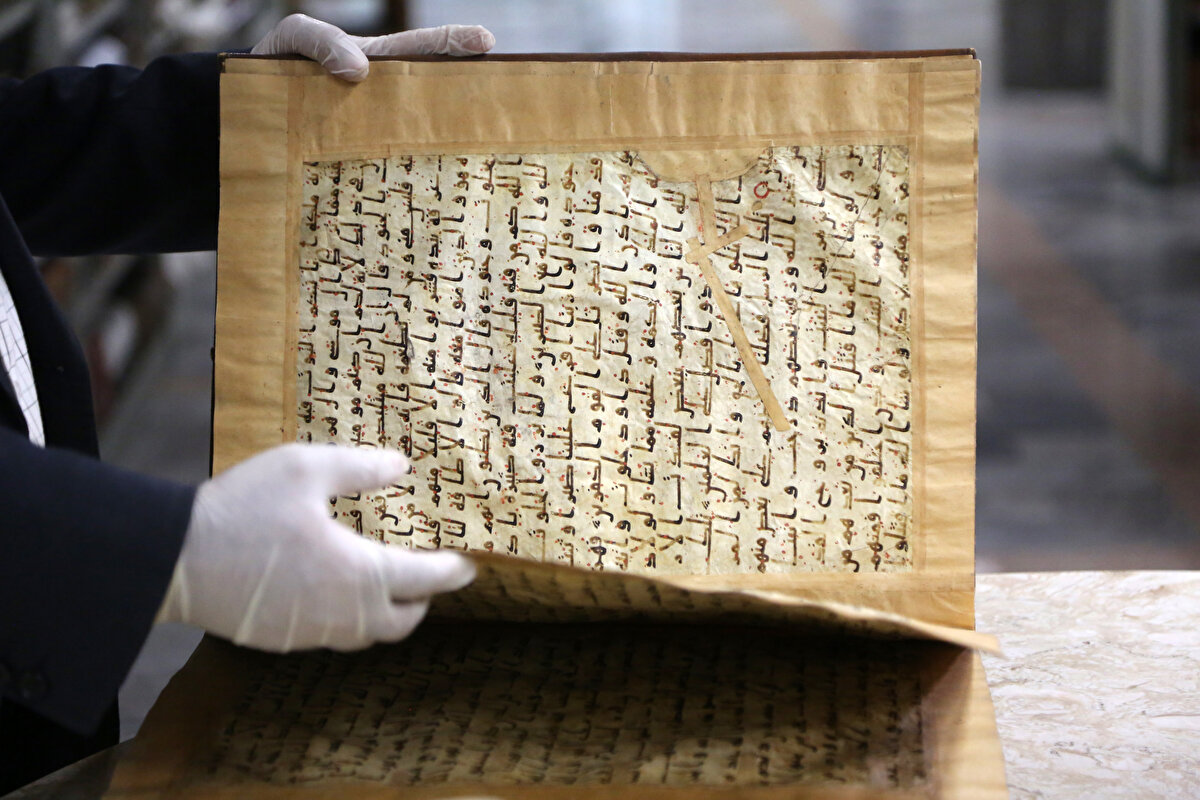 <br>Kütüphanede 90 binden fazla el yazması, 50 binin üzerinde taş baskı eseri muhafaza ettiklerini aktaran Hasanabadi, külliyedeki diğer bölümlerdeki eserlerle, yazma eserlerin 120 bini, taş baskı eserlerin  ise 68 bini aştığını bildirdi.