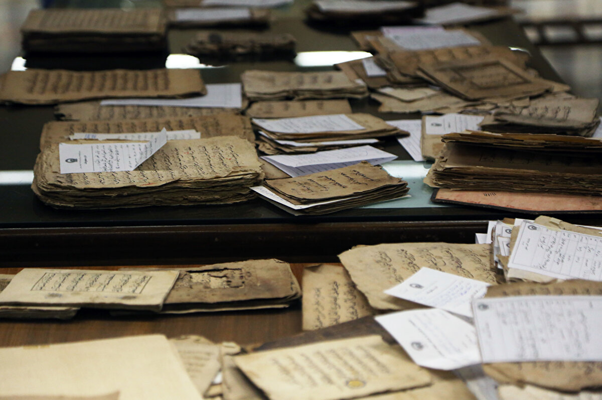 Astan Kuds Yazma Eserler Kütüphanesi, hicri birinci yüzyılın sonundan Kaçarlar dönemine (1925 yılına kadar) uzanan yelpazede eserlere ev sahipliği yapmaktadır.