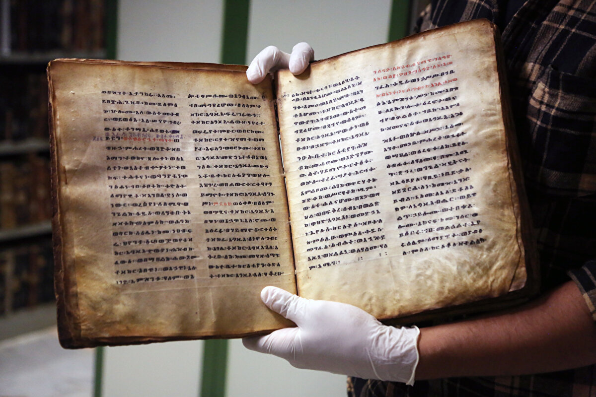 Hasanabadi, kütüphanelerinde yer alan ve hicri 40 ve 50'li yıllara ait olan​ "Senan Mushafı"nın dünyanın en eski Kur'ân-ı Kerîm nüshası olarak bilindiğini ifade etti.