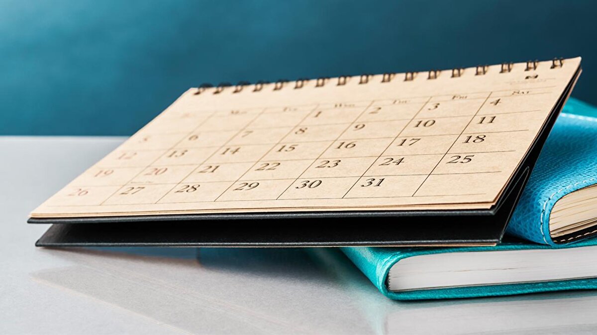 Bölerek kullanabilirsiniz<br>* İşveren çalışanların yıllık ücretli izinlerini gösterir izin kayıt belgelerini tutmakla yükümlüdür.<br>* Yıl içinde dinlenme ve hastalık izinleri yıllık izinden sayılamıyor ve düşülemiyor.<br>* İzin süresine denk gelen bayram ve hafta tatili ile genel tatil günleri izin süresinden sayılmıyor.<br>* Çalışanlar yıllık izin kullanmayıp karşılığında işverenden para talep edemez. Ancak çalışanın işten ayrılması halinde kullanmadığı yıllık izinler varsa işveren bu izin süreleri için ödeme yapmak zorundadır. Bu durumda da çalışanın son aldığı brüt ücret üzerinden izin ücreti hesaplanarak ödenir.<br>* İşveren, nisan ve ekim ayı arasındaki bir sürede çalışanların tamamını toplu olarak izne çıkartabilir.<br>* Çalışanlar yıllık izinlerin, bir bölümünün 10 günden az olmaması koşulu ile bölümler halinde kullanabilir. Örneğin, 14 gün izin hakkınız var; bunun 10 gününü kullandıktan sonra, kalanını bir başka tarihte 1+1+1+1 şeklinde ya da 2+2 olarak kullanabilirsiniz. Kurban Bayramı tatilini bu şekilde 9 güne çıkartabilirsiniz.<br>