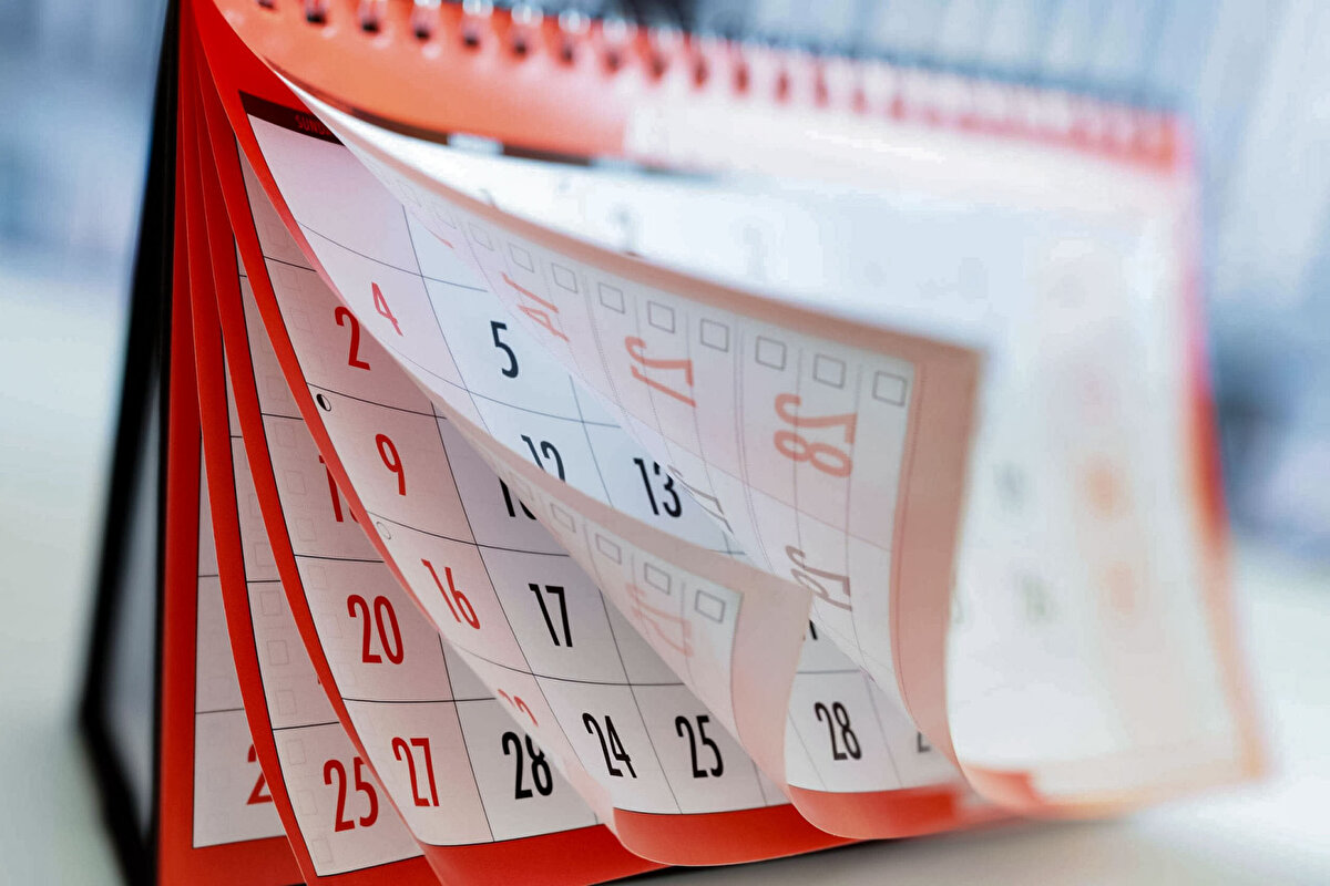 ​Çalışanların izin hakları<br>Gelelim, çalışanların yıllık ücretli izin haklarına. Maalesef ne işverenler ne de çalışanlar, izin hakları konusunda tam bir bilgiye sahip olmadığında, özellikle yaz ayları geldiğinde, izin konusu işveren ile çalışanlar arasında anlaşmazlığa neden oluyor. Daha net anlaşılması için madde madde anlatayım.<br>* Çalışan yıllık ücretli izin hakkından vazgeçemez, işveren ‘İzin kullandırmıyorum’ diyemez.<br>* Çalışanın, işe başladığı tarihten itibaren bir yıl çalışmış olmak kaydıyla yıllık izin hakkı doğuyor. Örneğin, geçen senenin 1 Haziran’ında işe başladınız, 2023’ün 1 Haziran’ında bir yıllık süreyi doldurduğunuz için yıllık ücretsiz izin hakkını elde etmiş oluyorsunuz.<br>* Aynı işyerinde; 1 yıldan 5 yıla kadar çalışanlar 14 gün, 5 yıldan 15 yıla kadar çalışanlar 20 gün, 15 yıldan daha fazla çalışanlar ise 26 gün izin kullanmak zorundadır. Madenlerde çalışanlar, bu sürelerin üzerine dörder gün ekleyerek fazla izin yaparlar. İzin süreleri iş sözleşmesine ve toplu iş sözleşmelerine göre de değişebilir.<br>* Çalışan, hak ettiği yıllık iznini kullanmak istediği tarihten en az bir ay önce işverene yazılı olarak bildirmek zorundadır.