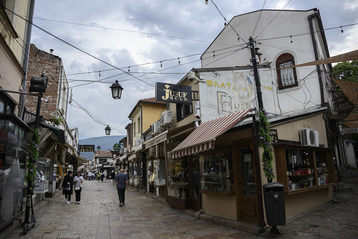 Balkanlar'ın en büyük çarşısı olarak da bilinen bu mekânda başta bakırcılar, kazancılar, demirciler, yorgancılar olmak üzere her tür zanaatkarı görmek mümkün.
