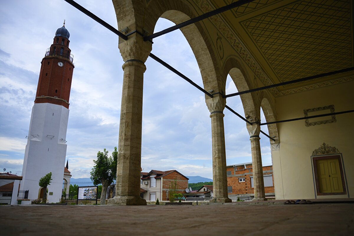 Evliya Çelebi Seyahatname’sinde, Üsküp'te göğe uzanan uzun bir minareyi andıran saat kulesinin Üsküp'ü gezerken ilk gördüğü şey olduğunu ve sesinin çok uzaklardan duyulduğunu belirtiyor.