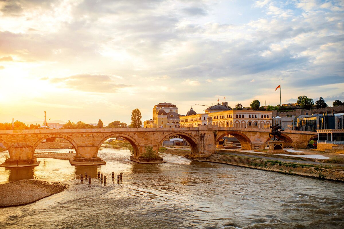 Sultan II. Murad döneminde inşasına başlanan ve Fatih Sultan Mehmed döneminde tamamlanan köprü, Üsküp'ün modern şehir merkezi ile tarihî Türk Çarşısı'nı birbirine bağlıyor.