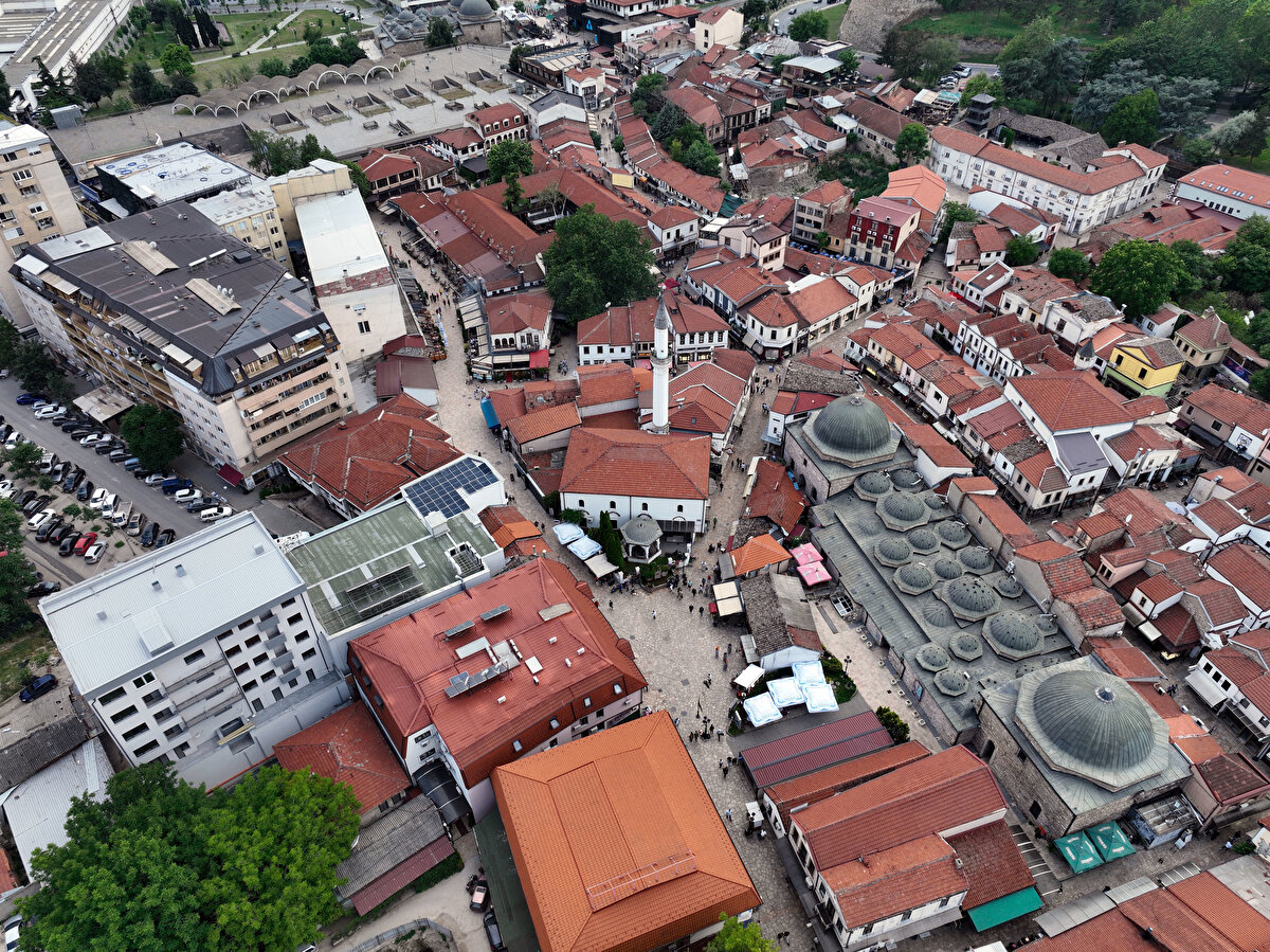 Caminin karşısında yer alan bu asırlık Osmanlı eseri, bugün sanat galerisi olarak hizmet veriyor.