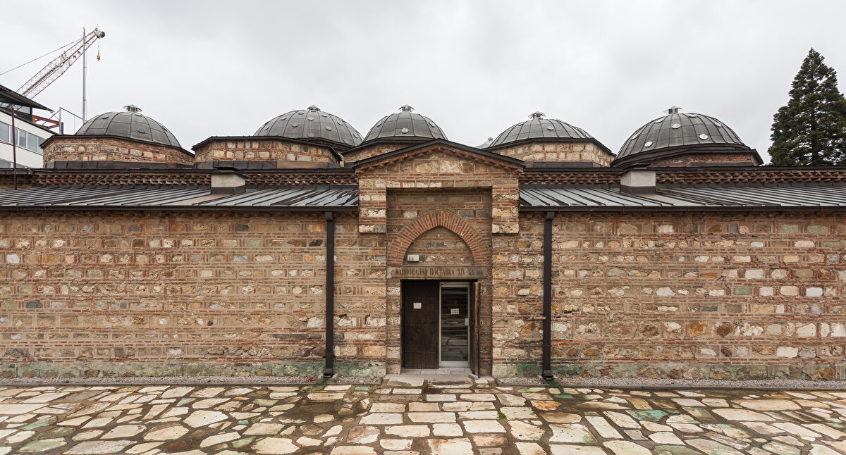 Murad Paşa Camii'nden çıkan ziyaretçilere en yakın tarihî eserlerden biri de Çifte Hamam.