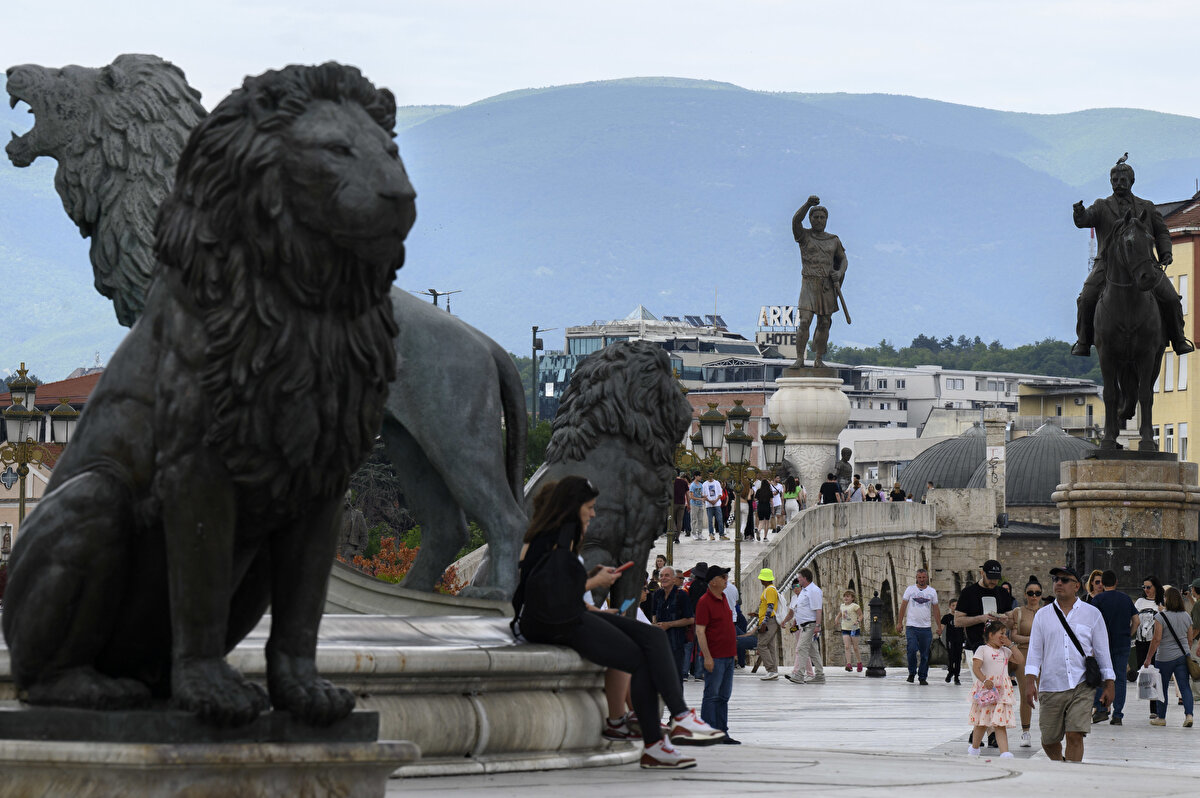 Balkan şehri Üsküp'te, Osmanlı'nın bıraktığı miras kadar, sonraki dönemde yapımı için ciddi bir bütçenin ayrıldığı heykeller de yer alıyor.