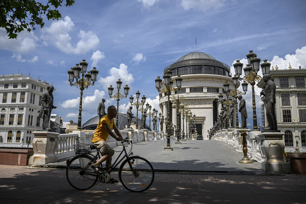Meydanda, Vardar Nehri kıyısında, kamu binaları önünde, cadde ve sokaklardaki heykeller yerli ve yabancı turistler içim bir çekim merkezi oluyor.