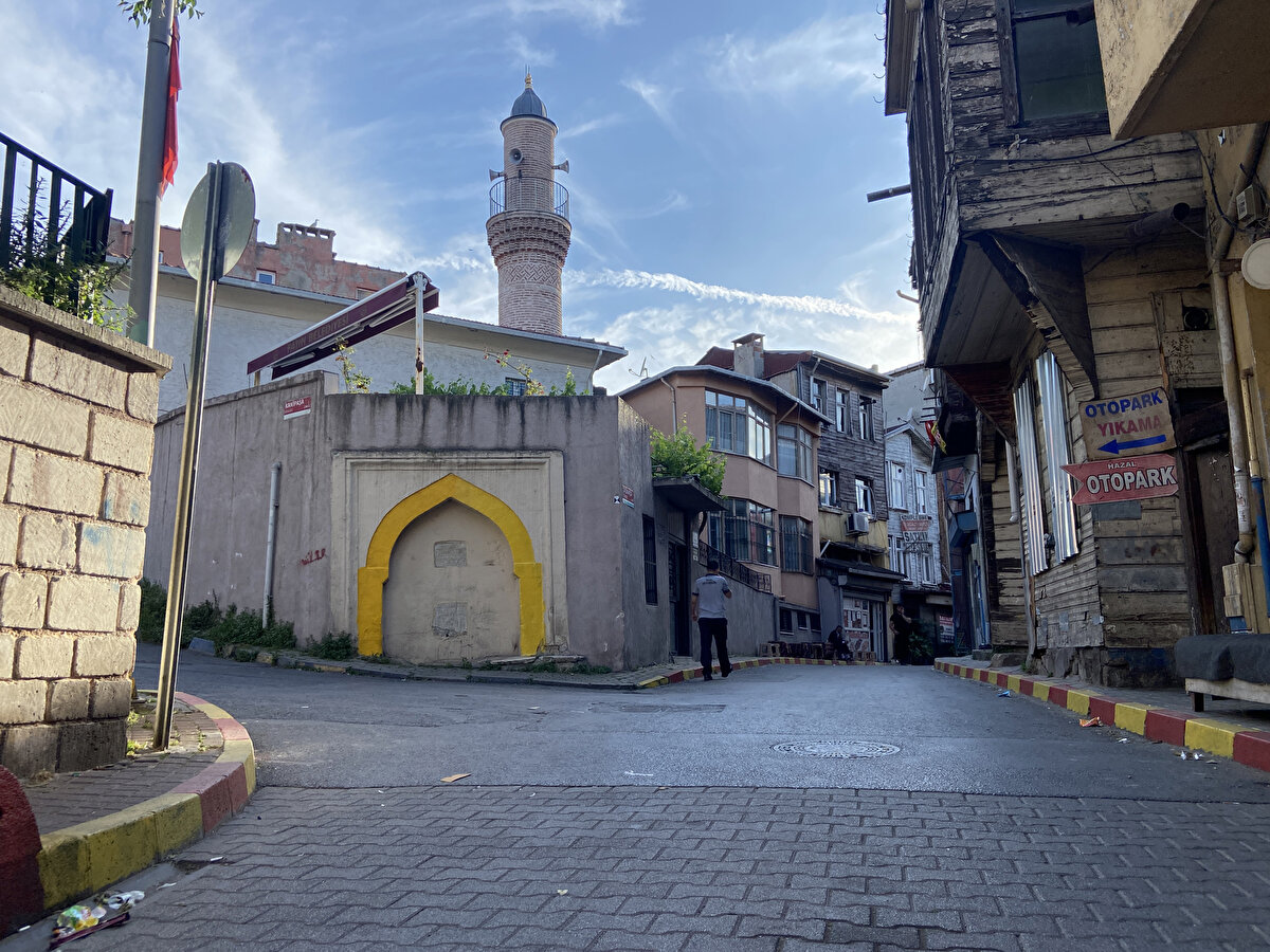 "KÜLTÜR VARLIKLARIMIZA BÖYLE MÜDAHALE ETMEMEK GEREKİYOR"<br>Sanat Tarihçisi Yılmaz, "Tabii ki yetkililer hemen gereken müdahaleyi yapıyor. Onu söylemekte fayda var. Bu çok güzel bir çeşme, işte hayrat kitabesini görüyorsunuz. Ayna taşı, orada bir musluk olmalıydı. Aşağıda sekileri duruyor. Orada bir eski fotoğraflarda kısmen görülen yalak vardır. O da yok şimdi. Burada bir de kot yükselmiş. O yüzden çeşmeyi biz biraz da toprağa gömülü olarak görüyoruz. Onu böyle hatırlamak daha doğru olur. Belki yapılacak yeni bir düzenlemeyle semte daha iyi hizmet verecek. Ama kültür varlıklarımıza böyle müdahale etmemek lazım. Kültür varlığı hepimizin ortak mirası, insanlığın ortak mirası. Hani bir çeşmeye böyle davranmamak gerekiyor. Heyecanlarımızı daha farklı şekilde, kültür varlıklarına müdahale etmeden yapmak lazım. Ama bakın en azından İstanbul'un bu hoş köşesini de bir hatırlamış oldunuz" dedi.<br>