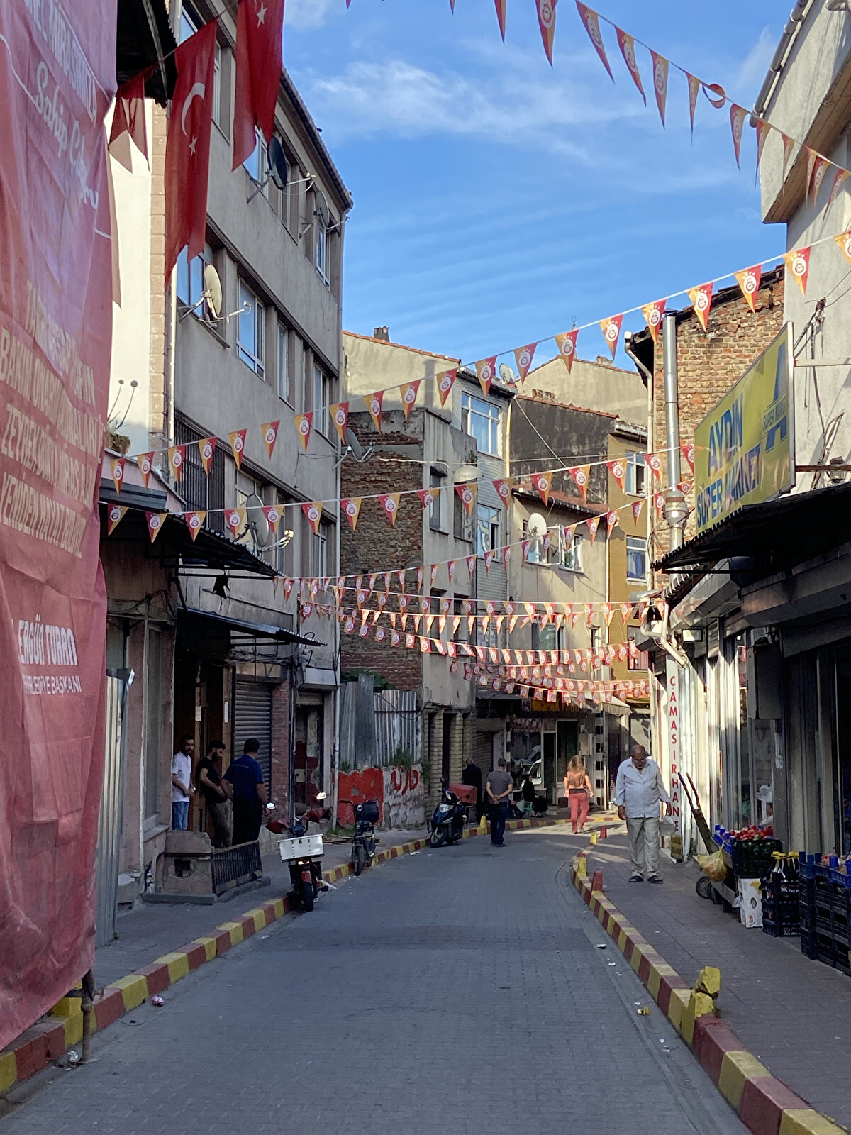 "ESKİDEN DE BETON ATILDI KARŞI ÇIKMAMA RAĞMEN"<br>Tarihi Salih Paşa Camii'nin 21 yıllık imamı Niyazi Şekerci, "Camiimiz tarihi bir camii, aynı zamanda çeşmesi de tarihi. Önce sıvandı burası, tarihi olmasına ters bir şekilde. Kitabesi orijinal ama buraları sıva yapılmış boya yapılmış. Bunlar yanlış. Pazar günü fanatikler buraya boyama yapmışlar. Kaldırımları da boyamışlar. Tasvip etmiyoruz. Eskiden de buraya beton atma gibi bir olay oldu karşı çıkmama rağmen. Burada seyyar satıcı bir abimiz vardı buraya beton attı; burada bir oluk vardı onu kapattı. Bu şekilde zarar verildi camimizin çeşmesine " dedi. 