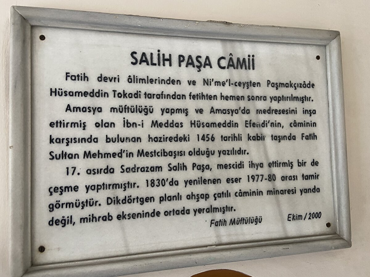 "ÇEŞMEMİZDEN HAMİDİYE VE TERKOS SUYU AKARDI"<br>Yıllardır çeşmenin bulunduğu sokakta yaşadığını belirten Kamber Hüseyin Aydın, "Çeşmemizden daha evvelden Hamidiye suyu, ardından Terkos suyu akardı, şimdi de iptal oldu. Galatasaray şampiyon olduktan sonra buranın gençleri çerçeveyi boyamışlar. Kaldırımları da. Doğru mu yaptılar yanlış mı yaptılar bilemiyorum ama kaldırımları güzel yaptılar" diye konuştu.