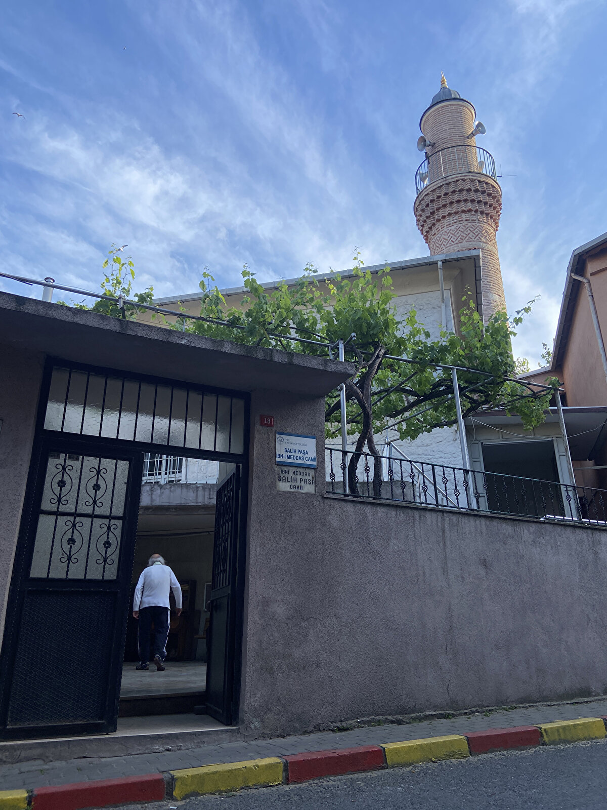 "BU SEVİMSİZ OLAYLA GÜNDEME GELDİ"<br>Sanat Tarihçisi Hayri Fehmi Yılmaz, Salih Paşa Çeşmesi'nin semtin simgesi olduğunu belirtti. Yılmaz, "Bu sevimsiz bir olayla da gündeme geldi. Bir taraftan bu da belki olumlu bir şey İstanbullular, İbn-i Meddas Salih Paşa Camii'ni bu sevimli çeşmeyi bu küçük meydancığı ve sokak dokusunu görme fırsatını hatırlama fırsatını elde etti. Çünkü burası İstanbul'da ahşabı en iyi korunmuş sokaklardan biri, onu da hatırlamakta fayda var. Maalesef bazen çok heyecanlandığımızda ne yapacağımızı şaşırıyoruz. Böyle kentin ya da semtin simgesi olan o semte ismini veren bir yapıya da işte o an hoşumuza giden bir şeyi yapabiliyoruz. Tabii bu renklere boyanması bir takımın renklerine boyanması hoş bir şey değil.  En azından gündeme geldi. Belki çeşme daha iyi bir bakım görecek. Adını verdiği semtte daha iyi bir görüntüyle İstanbulluların gündemine gelecektir" şeklinde konuştu.