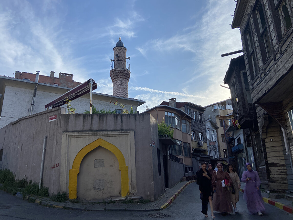 Galatasaray taraftarı olduğu iddia edilen bir grup, çeşmenin bulunduğu sokağın kaldırımlarını, aydınlatma direklerini de sarı kırmızıya boyadı. 