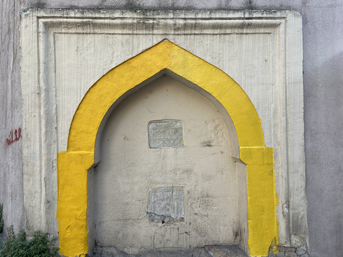  Bu sırada, sokakta bulunan tarihi çeşmenin bir bölümünün de sarı kırmızı renklere boyandığı belirtildi. Sosyal medyadaki tepki üzerine kırmızı rengin üzeri önce sarı ardından da beyaz boya ile kapatıldı.