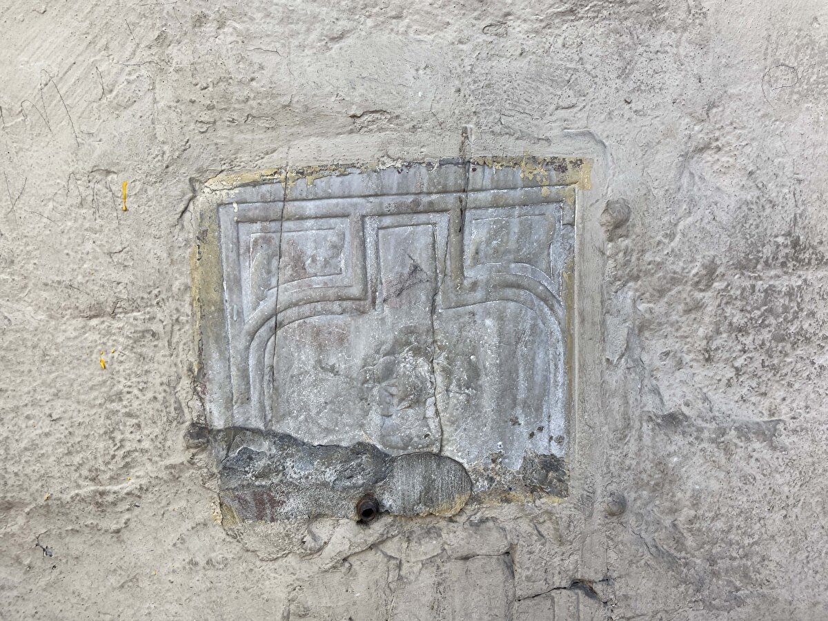 "BU ÇEŞME KLASİK OSMANLI ÜSLÛPLU BİR MAHALLE ÇEŞMESİ" <br>Sanat Tarihçisi Yılmaz, "Burası aslında İstanbul'un hoş bir köşesi, semt olarak da Salih Paşa olarak biliniyor. Hemen arkamızda güzel bir mescit var. Bu Fatih devri eserlerindendir. Amasyalı İbn-i Meddas tarafından yapılmış. Ama sonra neredeyse bir asır sonra arkasına bu küçük bir meydan oluşturan bu alana bir çeşme inşa edilmiş. Bu çeşme klasik Osmanlı üsluplu bir mahalle çeşmesi. O yüzden Salih Paşa'nın ismiyle anılmaya başlanmış. Hatta arkadaki camii de bu çeşmenin ismini almış semt de. Burası tarihi dokusunu da iyi koruyabilmiş İstanbul sokaklarından biridir. Tabii bu çeşme o tarih boyunca birkaç kez tamir edilmiş ve o şekilde günümüze ulaşmış. Maalesef zemin biraz yükseldiği için kısmen eski yalak toprağa gömülmüş, ayna taşı kırılmış ama 20. yüzyılın başlarında, 1912-1913'te yapılmış tamir kitabesi halâ duruyor. Aslında Salih Paşa'nın çeşmesini bir hayırsever, 20. yüzyılın başlarında tamir ettirmiş Zeynep Hanım isimli bir İstanbullu, muhtemelen bu semtte yaşıyordu. Çeşme bu şekilde günümüze kadar gelmiş. Bunun muhtemelen bir ahşap saçağı vardır eski fotoğraflarda öyle görünür. Onların hiçbiri kalmamış" diye konuştu.