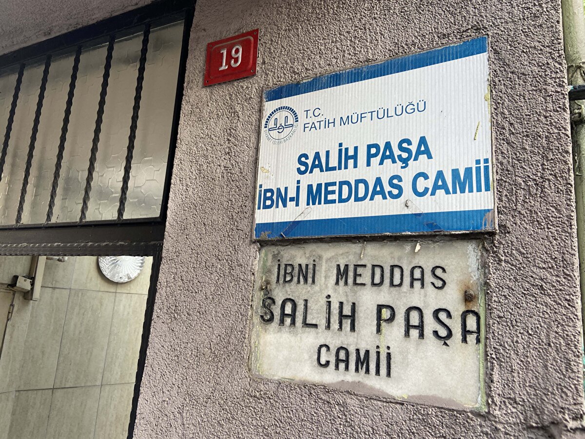 "BÖYLE BİR MÜDAHALE BİR ANDA TOPLUMDA CİDDİ BİR TEPKİYLE KARŞILANDI"<br>Sanat Tarihçisi Yılmaz, "Bilincin artırılması gerekiyor. Hiç şüphesiz bir kültür varlıklarının zenginliğiyle övünen bir toplumuz. Ama onları anlatan eğitim sistemimizde bir şey yok. Yani maalesef Türkiye'de Türkiye'nin sahip olduğu zengin kültür mirasını eğitim sistemimizde gençlerimizle paylaşmıyoruz. Çocuklarımızla hiç paylaşmıyoruz. O zaman o bilincin oluşması da zayıflıyor. Fakat yine de şükredelim. Bakın büyük bir yani böyle bir müdahale bir anda toplumda ciddi bir tepkiyle karşılandı. İşte herkes sizler de bu işe sahip çıkıyorsunuz. Hani burası İstanbul'un yaşayan köşelerinden biri, bence İstanbul halkı bu örnekte, en azından kültür varlığına sahip çıktı. Bunun devam etmesini umut ederiz. İnşallah daha iyi bir müdahaleyle çeşme İstanbullulara daha güzel görüneceği şekilde hazırlanır" dedi.<br>Tepkilerin ardından çeşmenin sarı kırmızıya boyanan bölümü önce sarıya sonra ise beyaza boyandı. Fatih Belediyesi'nden ise açıklama yapılmadı.