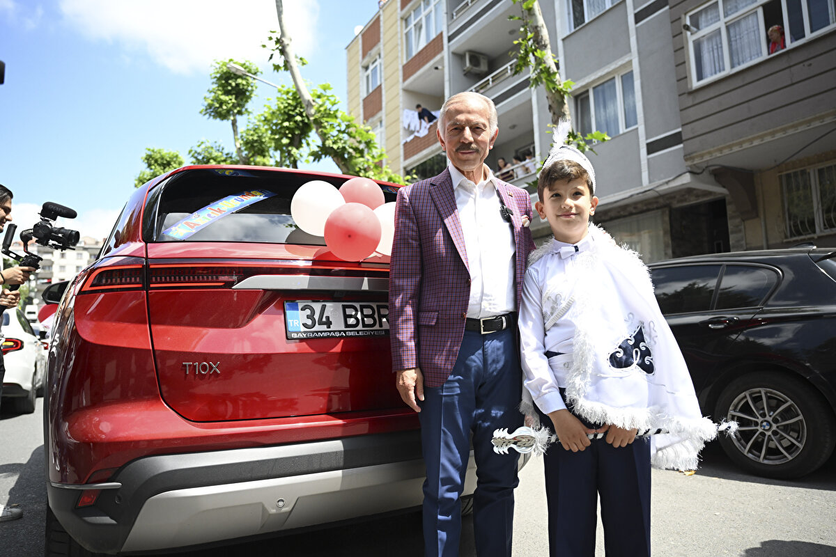 Aydıner, evlerinden aldıkları sünnet olacak 6 çocuğu Togg'la ilçede gezdirdikten sonra Sevgi Kafe'de pasta keseceklerini ve hediye vereceklerini söyledi.<br>