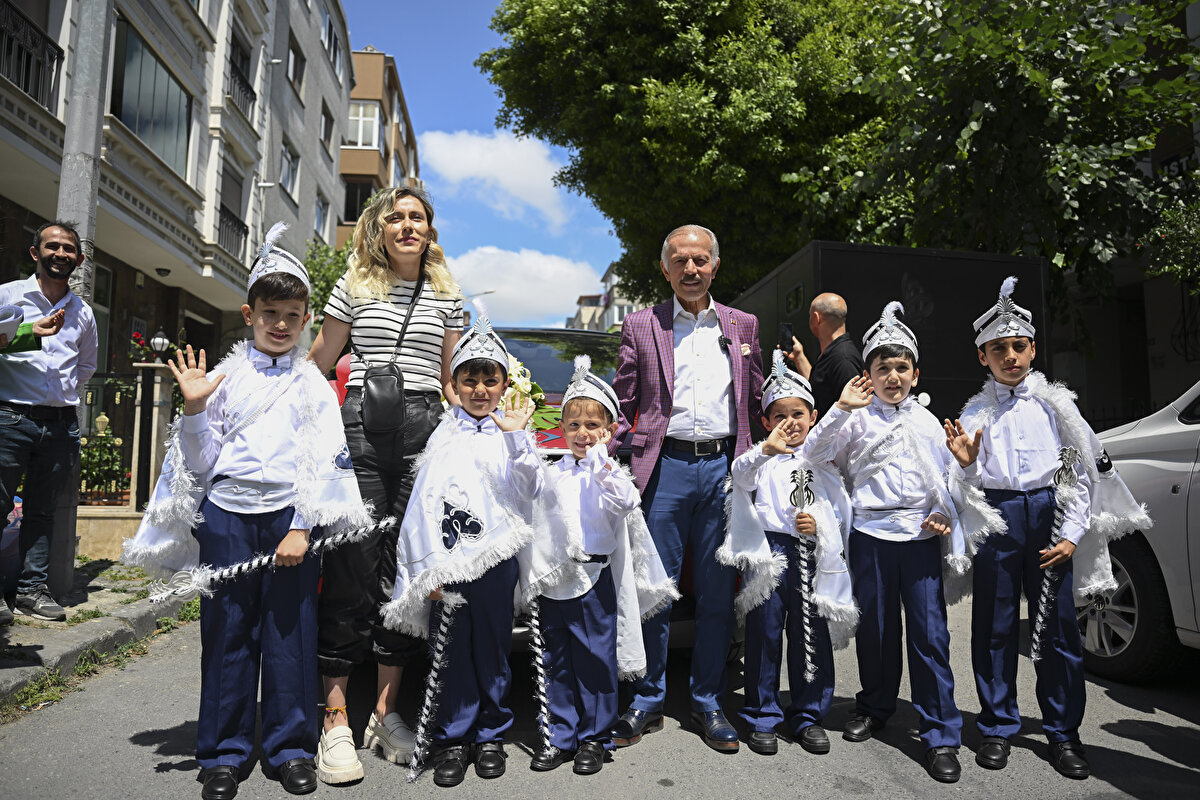 Anne Sevil Kara, oğlu sünnet olacağı için çok mutlu olduğunu belirterek, "Çocuklar için çok güzel bir anı olacak. Bayrampaşalılar için de çok güzel bir atmosfer oldu." ifadelerini kullandı.<br>