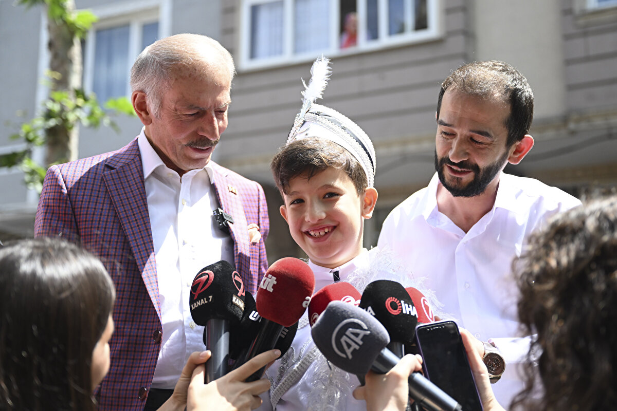 Bayrampaşa Belediye Başkanı Atila Aydıner, basın mensuplarına yaptığı açıklamada, önceki gün bir gemi seyahati sırasında sünnet olacak çocuklara "Togg ile sizi gezdirmemi ister misiniz?" dediğini ve bu teklif üzerine çocukların çok mutlu olduğunu dile getirdi.<br>
