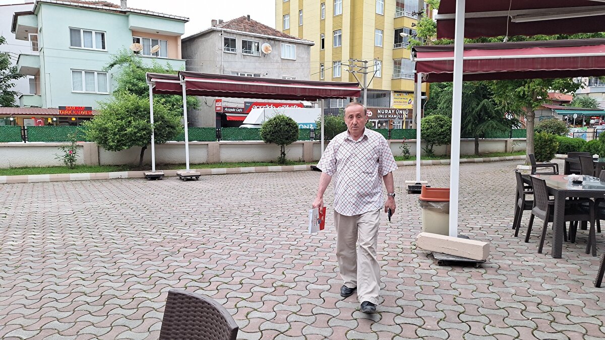 Adem Topçuoğlu, AA muhabirine, 1980 yılında Bafra Lisesi'nden mezun olduktan sonra askerlik hariç her yıl üniversite sınavına girdiğini söyledi.<br><br>Hafta sonu yapılacak Yükseköğretim Kurumları Sınavı'na (YKS) gireceğini ve bunun 42. üniversite sınavı olacağını belirten Topçuoğlu, girdiği sınavlardan Anadolu Üniversitesi Açıköğretim Fakültesi lisans ve önlisans programlarında Kamu Yönetimi, İşletme Yönetim ve Organizasyon, Turizm Otelcilik, İlahiyat okuduğunu, Dumlupınar Üniversitesi Kütahya Sosyal Bilimler Meslek Yüksekokulu Ulaştırma Hizmetleri bölümünü bitirdiğini anlattı.<br><br>